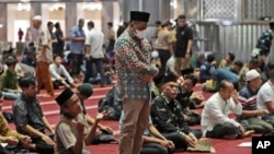 مسجد استقلال میں نماز کی ادائیگی۔
