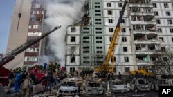 Lính cứu hỏa nỗ lực dập tắt đám cháy sau cuộc tấn công của Nga vào một tòa nhà dân cư ở Uman, miền trung Ukraine, vào ngày 28 tháng 4 năm 2023.
