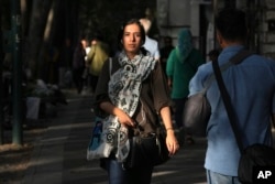 تہران میں ایسی خواتین کی تعداد بڑھ رہی ہے، جو سر ڈھانپنے کے حق میں نہیں۔ فوٹو اے پی