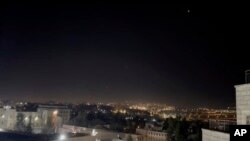 یروشلم میں 14 اپریل 2024 کو اتوار کی رات انٹرسیپٹرز میزائل لانچ کیے گئے گئے۔ (اے پی فوٹو)