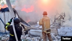 Nhân viên khẩn cấp dập tắt đám cháy do pháo kích của Nga tại Kherson, Ukraine. Hình ảnh do Cơ quan Khẩn cấp Nhà nước của Ukraine đăng trên Twitter vào ngày 3/8/2023.