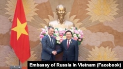 Phó Chủ tịch thứ nhất Hội đồng Liên bang Nga Andrey Yatskin bắt tay Chủ tịch Quốc hội Việt Nam Vương Đình Huệ trong một cuộc hội kiến tại Hà Nội.