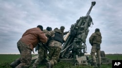 Pháo thủ Ukraine chuẩn bị một khẩu pháo howitzer M777 để bắn vào các vị trí của Nga ở vùng Kherson, ngày 9/1/2023.