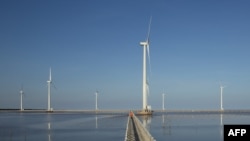 Nhà máy điện gió đầu tiên của Việt Nam ở Bạc Liêu trong bức ảnh chụp ngày 2/5/2014. Các công ty sản xuất tháp điện gió ở Việt Nam đã yêu cầu Bộ Công thương điều tra các sản phẩm này nhập từ Trung Quốc về trợ cấp giá.