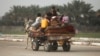 غزہ کےرہائشی گدھا گاڑٰیوں اور پیدل شہر چھوڑ کر محفوظ مقامات کی طرف جا رہے ہیں۔ فوٹو اے پی