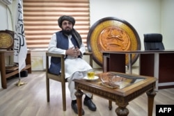 طالبان حکومت کے نائب ترجمان بلال کریمی یکم مئی 2023 کو کابل میں اپنے دفتر میں اے ایف پی کو ایک انٹر یو دیتے ہوئے