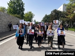 DEM Partili milletvekilleri Türkiye Büyük Millet Meclisi’nden Adalet Bakanlığı’na yürüyerek Kobani davasında verilen cezaları protesto etti.