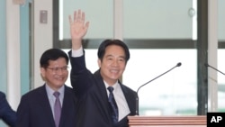 Phó Tổng thống Đài Loan Lại Thanh Đức vẫy tay chào giới truyền thông khi ông khởi hành đi Paraguay ở Đào Viên, Đài Loan, ngày 12 tháng 8 năm 2023.