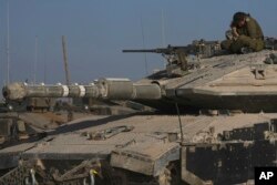 İsrail tankları da Cibaliye Mülteci Kampı yakınlarında saldırılar düzenliyor.
