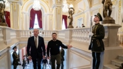 Tổng thống Joe Biden bất ngờ đến Kiev, hứa sẽ hỗ trợ ‘chừng nào còn cần thiết’ | VOA
