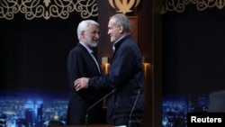 ایران کے صدارتی امیدوار مسعود پزشکیان (دائیں)، سعید جلیلی (بائیں)۔