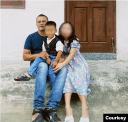 Serkhio cùng vợ và con trong một bức hình chụp vào dịp tết năm 2022. VOA làm mờ gương mặt của vợ và con ông vì sự an toàn của họ.