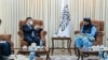 چینی سفیر وانگ یو کابل میں طالبان کے وزیر داخلہ سراج الدین حقانی سے بات چیت کر رہے ہیں۔ 23 مئی 2023