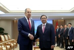 Ngoại trưởng Nga Sergei Lavrov (trái) bắt tay với Thủ tướng Việt Nam Phạm Minh Chính tại Văn phòng Chính phủ ở Hà Nội, ngày 6 tháng 7 năm 2022.