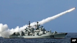 Tàu chiến Trung Quốc phóng tên lửa trong một cuộc diễn tập ở Biển Đông (ảnh tư liệu, 2010).