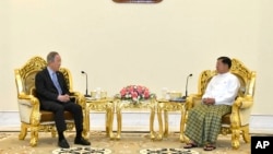 Cựu Tổng Thư ký LHQ Ban Ki Moon gặp thủ lĩnh quân đội Myanmar Min Aung Hlaing, 24/4/2023.