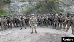 Yevgeny Prigozhin, thủ lĩnh lực lượng đánh thuê Wagner, và các binh sĩ (ảnh chụp từ video công bố hôm 5/5/2023). 
