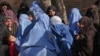  افغان خواتین ہرات میں افغانستان ڈیزاسٹر مینیجمنٹ سے خوراک کی امداد کے انتظار میں ، فوٹو اے ایف پی ، 2 مارچ 2023
