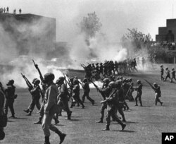 چار مئی 1970 کو کینٹ اسٹیٹ یونیورسٹی میں مظاہرین پر قابو پانے کے لیے اوہائیو نیشنل گارڈ کو طلب کیا گیا