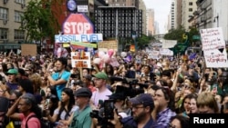 نیویارک شہر میں موسمیاتی ہفتے کے آغاز پر احتجاج کے دوران مظاہرین موسمیاتی تبدیلیوں پر کارروائی اور فاسل فیول کے استعمال کو مسترد کرنے کا مطالبہ کر رہے ہیں۔