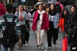 تہران میں خواتن کی جانب سے حجاب کی پابندی کی خلاف ورزی کرنے کا ایک مظاہرہ۔9 ستمبر 2023