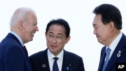 Tổng thống Hoa Kỳ Joe Biden trao đổi với Thủ tướng Nhật Fumio Kishida (giữa) và Tổng thống Hàn Quốc Yoon Suk Yeol, (phải) hôm 21/5.