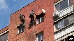 Bức ảnh do Thống đốc Kursk, ông Roman Starovoit, công bố cho thấy một tòa nhà bị hư hại sau cuộc tấn công bằng drone của Ukraine. [Ảnh minh họa]