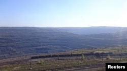 Toàn cảnh một mỏ lộ thiên của nhà máy chế biến và khai thác quặng sắt Mikhailovsky GOK tại thị trấn Zheleznogorsk ở vùng Kursk, Nga.