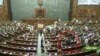 بھارتی پارلیمان میں سیکیورٹی لیپس؛ دو افراد گیلری سے ایوان میں کود گئے