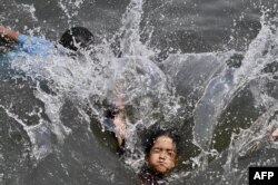 گرمی کی شدت کے پیش نظر اسکول بند کر دیے گئے ہیں۔ اس وقت بچوں کی پسندیدہ تفریح تالاب یا نہر میں نہانا اور ٹھنڈے پانی میں ڈبکیاں لگانا ہے۔