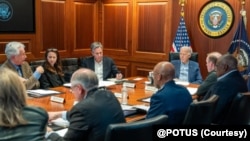 صدر جو بائیڈن حملے کے بعد واشنگٹن میں اپنی قومی سلامتی ٹیم کے ساتھ میٹنگ کرتے ہوئے۔