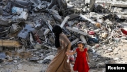 ہفتے کو نصیرات پناہ گزین کیمپ پر اسرائیلی حملے کے بعد تباہی کا ایک منظر، فوٹو رائٹرز 9 جون 2024