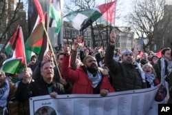 عالمی عدالت انصاف کے باہر فلسطینی مظاہرہ کر رہے ہیں۔ 26 جنوری 2024