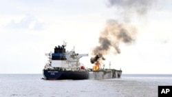 خلیج عدن میں ایک تیل بردار بحری جہاز میں حوٹیوں کے میزائل حملے میں آگ بھڑک اٹھی۔ اس حملے سے ٹرو کانفیڈینس نامی آئل ٹینکر میں دو افراد ہلاک ہوئے۔ 27 جنوری 2024