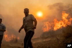 آسمان پر سورج آگ اگل رہا ہے اور زمین پر خشک جنگلات میں تیزی سے بھڑکنے والی آگ نے یونان کے لیے مسائل کھڑے کر دیے ہیں جس سے نہ صرف جنگلات جل رہے ہیں بلکہ درجہ حرارت اور آلودگی بھی بڑھ رہی ہے۔ 25 جولائی 2023
