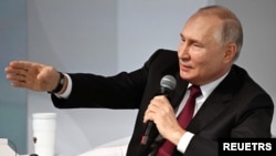 Tổng thống Nga Vladimir Putin tham dự diễn đàn văn hoá quốc tế tại Saint Petersburg, ngày 17/11/2023. 