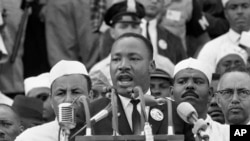 مارٹن لوتھر کنگ جونیئر 28 اگست 1963 کو واشنگٹن میں لنکن میموریل میں 'I Have a Dream' تقریر کے دوران مارچ کرنے والوں سے خطاب کر رہے ہیں۔ فوٹو اے ہی
