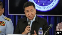 Phát ngôn viên An ninh Quốc gia Philippines Jonathan Malaya nói trong một cuộc họp báo: “Chúng tôi báo động và lo lắng về tình hình đang diễn ra ở đó (Bãi cạn Scarborough)”.