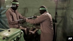20 دسمبر 2023 کو حماس کی طرف سے پوسٹ کی گئی ویڈیو کی اس تصویر میں حماس کے عسکریت پسندوں کو ایک ایرانی ساختہ سنائپر رائفلAM-50 صیاد کی اپنی ساخت کی نقل بنانے کے لیے مشینی آلات کا استعمال کرتے ہوئے دکھایا گیا ہے۔ فائل فوٹو