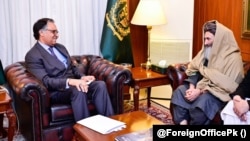 پاکستان کے دورے پر آئے ملا شیریں اخوند نے بدھ کو نگراں وزیرِ خارجہ جلیل عباس جیلانی سے ملاقات کی تھی۔ 