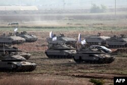 اسرائیلی ٹینک غزہ کی جانب پیش قدمی کے لیے تیار کھڑے ہیں۔ 14 اکتوبر 2923