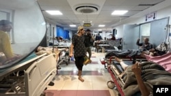 Các bệnh nhân nằm ở hành lang bệnh viện Al Shifa