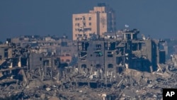 Cờ Israel cắm trên các tòa nhà bị phá hủy ở Dải Gaza, nhìn từ miền nam Israel, ngày 18 tháng 11 năm 2023.

