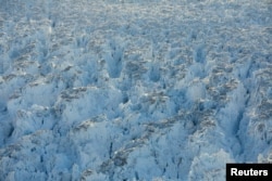 گرین لینڈ کے ہیلیئم گلیشیئر کا ایک فضائی منظر۔