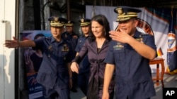 Ngoại trưởng Đức Annalena Berbock (giữa), cùng với Người phát ngôn Lực lượng bảo vệ bờ biển Philippines, Chuẩn Đô đốc Armando Balillo (trái) và Tư lệnh Lực lượng bảo vệ bờ biển Philippines, Đô đốc Ronny Gil Galvan (phải) trên một tàu tuần tra hàng hải Philippines hôm 11/1.