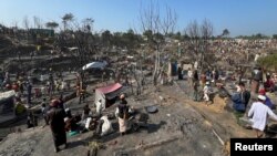 Những người tị nạn Rohingya đang xây dựng lại nơi trú ẩn tạm thời của họ sau vụ hỏa hoạn bùng phát tại một trại ở Cox's Bazar, Bangladesh, ngày 7 tháng 1 năm 2024.