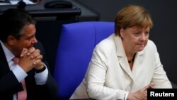 Bộ trưởng Kinh tế Đức Sigmar Gabriel và Thủ tướng Đức Angela Merkel thảo luận về hậu quả củ vụ Brexit tại Hạ viện Bundestag ở Berlin, ngày 28/6/2016.