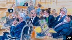 Bức họa về phiên tòa hôm 6/10/2022 xét xử thủ lĩnh Oath Keepers Stewart Rhodes (giữa) và 4 người bị buộc tội có mưu đồ phản loạn trong vụ tấn công Điện Capitol ngày 6/1/2021.