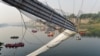 بھارتی ریاست گجرات میں دریا پرمعلق پل گرنے سے کم از کم 132 افراد ہلاک