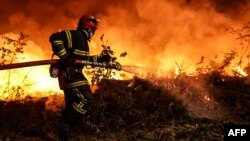فرانس کے جنوب مشرقی علاقے میں ایک فائر فائٹر جنگل میں بھڑک اٹھنے والی آگ بجھانے کی کوشش کر رہا ہے۔ اس آگ سے 27 ہزار ایکڑ رقبے کو نقصان پہنچا تھا۔ 17 جولائی 2022
